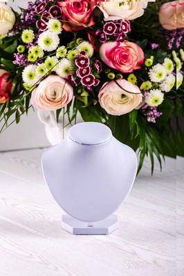 花卉背景项链展示 自然与优雅的完美融合